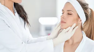 Profissional aplicando toxina botulínica (Botox) na região do músculo masseter para tratamento de bruxismo