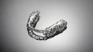 Placa de bruxismo transparente, dispositivo odontológico usado para proteger os dentes do desgaste