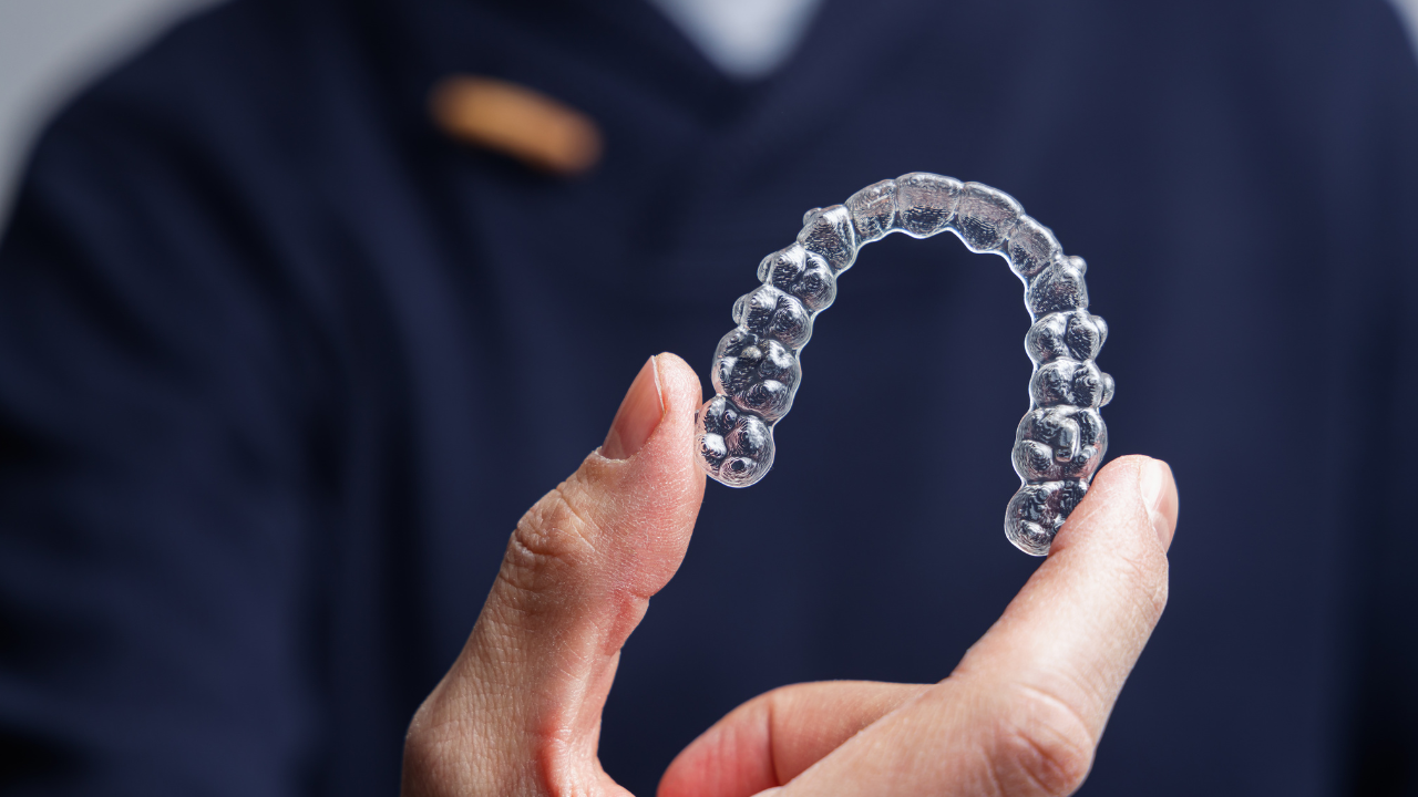 mitos e verdades sobre alinhador invisível — mulher sorrindo com alinhador transparente