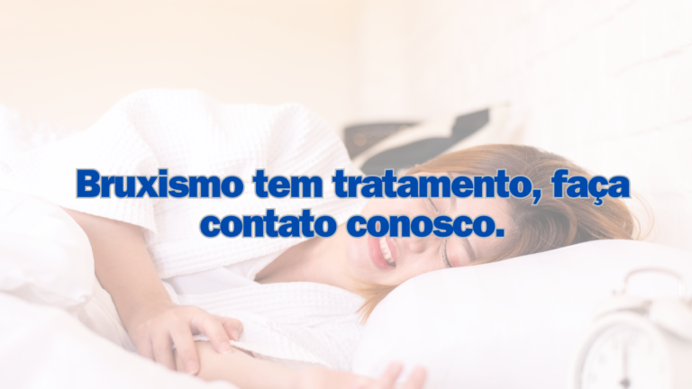 Pessoa com dor na mandíbula, sintoma comum do bruxismo