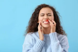 Imagem ilustrativa de gengiva inflamada, destacando inchaço, vermelhidão e sinais de infecção. Representação visual dos sintomas de gengivite e inflamação gengival
