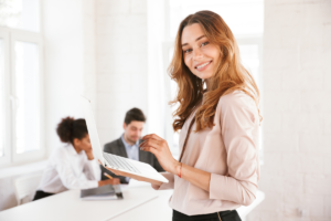 Profissional sorrindo com alinhadores invisíveis no ambiente de trabalho